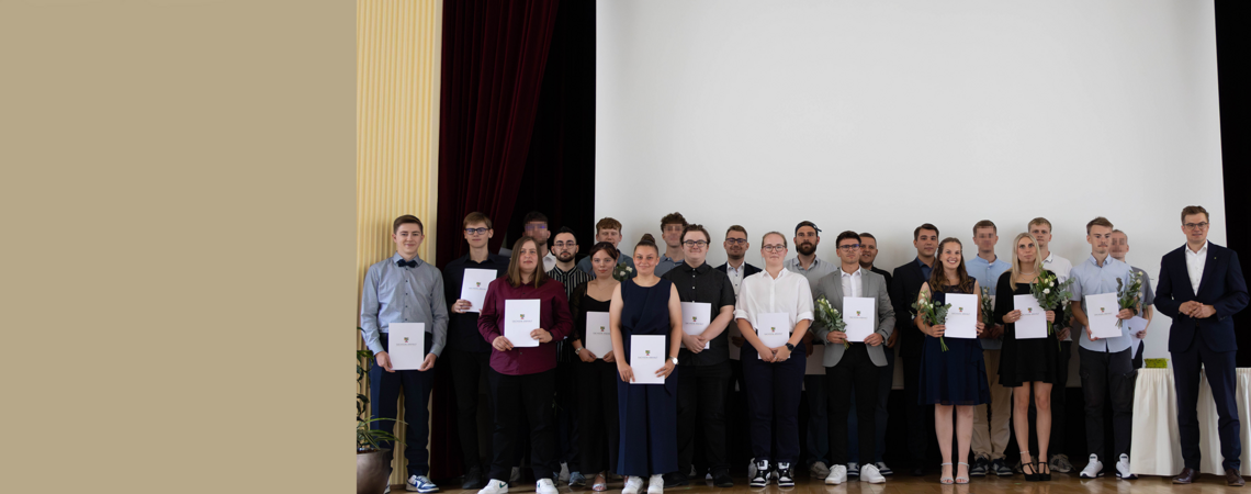 Am 25. Juli 2025 wurden frisch ausgebildeten Geomatikerinnen, Geomatikern, Vermessungstechnikerinnen und Vermessungstechnikern feierlich ihre Abschlusszeugnisse überreicht.