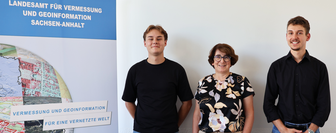 Das LVermGeo ist stolz darauf, dass zwei der jahrgangsbesten Absolventen der Geoinformationsstudiengänge an der Hochschule Anhalt ihre Ausbildung im LVermGeo fortsetzen.
