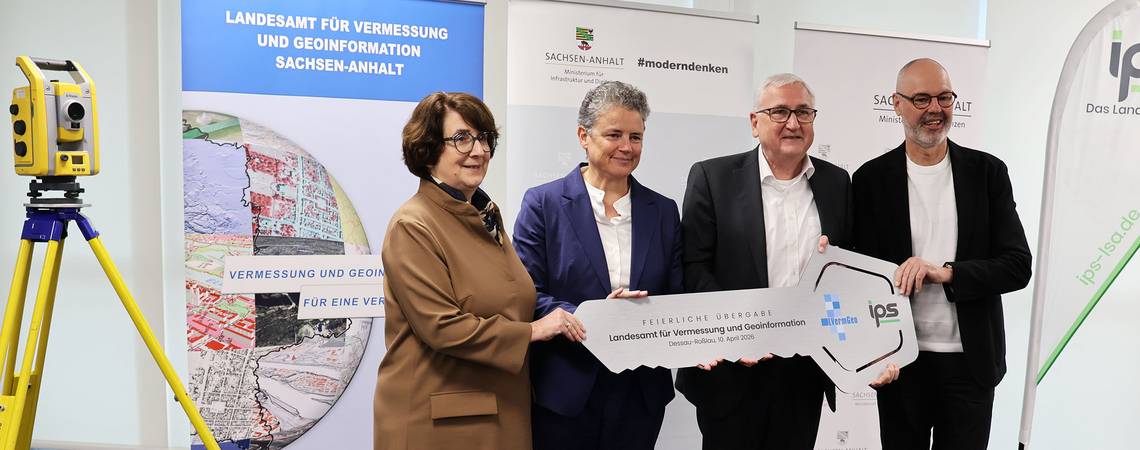 Am 10. April 2026 wurde das neue Dienstgebäude des Landesamts für Vermessung und Geoinformation Sachsen-Anhalt (LVermGeo) in Dessau-Roßlau offiziell an die Präsidentin des LVermGeo übergeben.