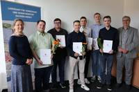 Sechs Vermessungsoberinspektorenanwärter erhalten ihre Prüfungszeugnisse