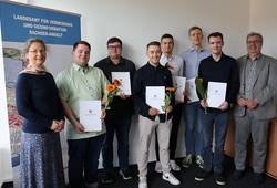 Sechs Vermessungsoberinspektorenanwärter erhalten ihre Prüfungszeugnisse © LVermGeo ST Sechs Vermessungsoberinspektorenanwärter erhalten ihre Prüfungszeugnisse