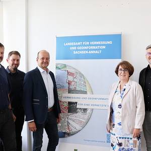 Abb. 2: Übergabe der Beitrittserklärung
