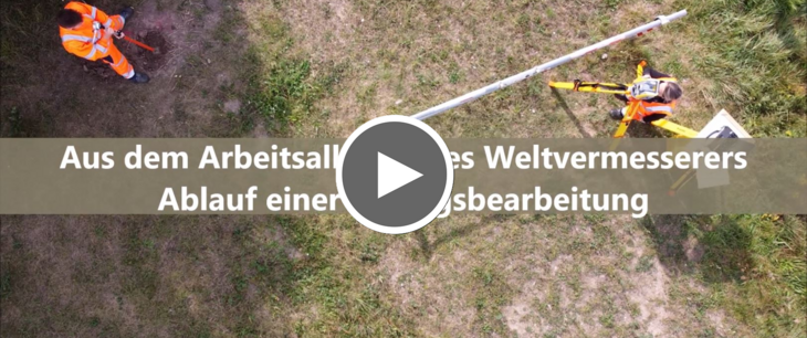 Luftaufnahme von zwei Personen bei Vermessungsarbeiten © LVermGeo ST